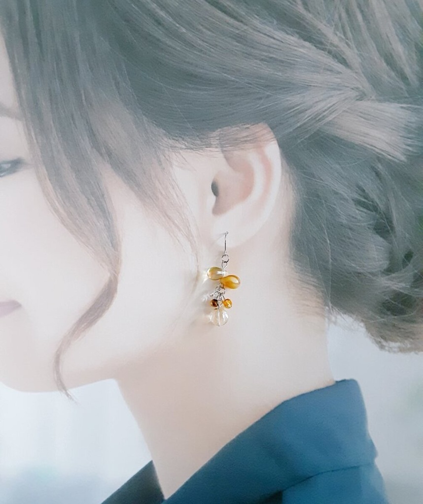 チェコビーズが揺れる☆しずくとガラスビーズのプチジャラジャラピアス/イヤリング(黄昏ゴールド)