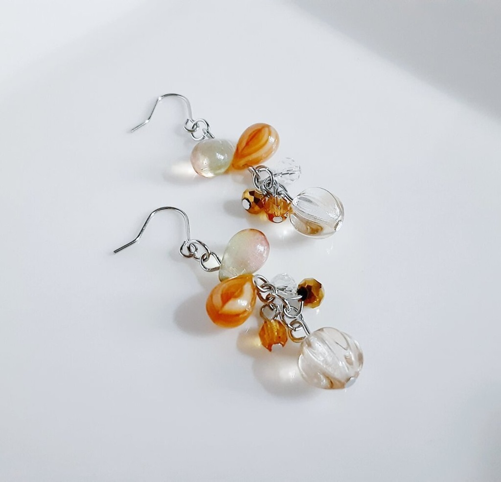 チェコビーズが揺れる☆しずくとガラスビーズのプチジャラジャラピアス/イヤリング(黄昏ゴールド)