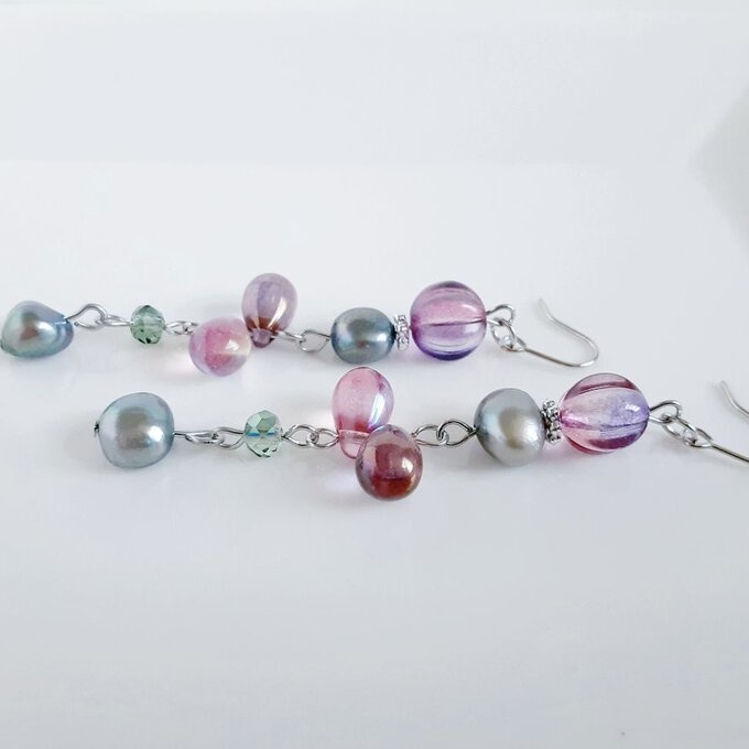 上品な淡水パールが揺れる☆ぷっくりしずくとチェコメロンのゆらゆらロングピアス/イヤリング(ピンクグリーン)