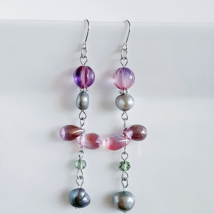 上品な淡水パールが揺れる☆ぷっくりしずくとチェコメロンのゆらゆらロングピアス/イヤリング(ピンクグリーン)