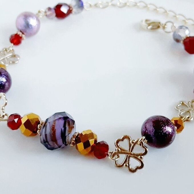 四葉のクローバーとパープルレッドカラーの大人ブレスレット