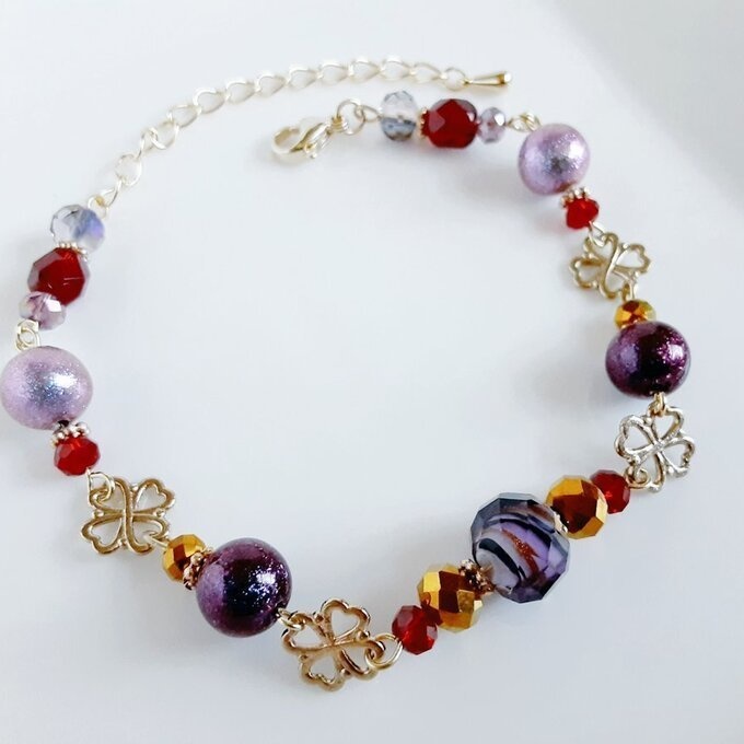 四葉のクローバーとパープルレッドカラーの大人ブレスレット