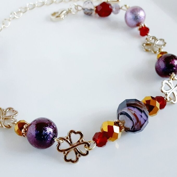 四葉のクローバーとパープルレッドカラーの大人ブレスレット