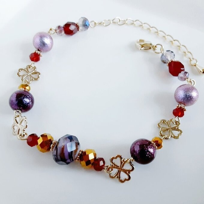 四葉のクローバーとパープルレッドカラーの大人ブレスレット