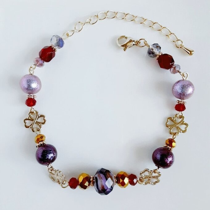 四葉のクローバーとパープルレッドカラーの大人ブレスレット