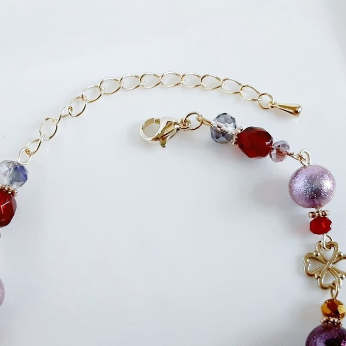 四葉のクローバーとパープルレッドカラーの大人ブレスレット