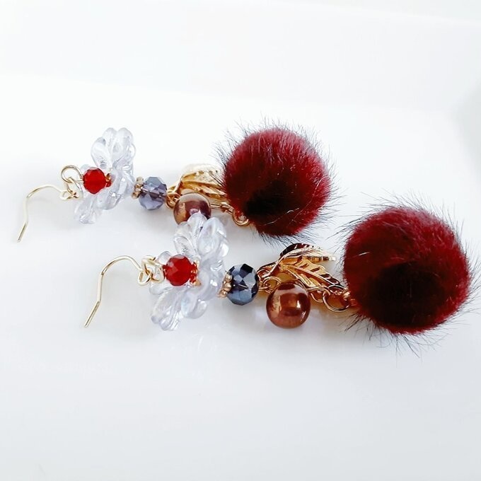 フェイクファーとフラワービーズが可愛い☆冬のもふもふピアス/イヤリング(ボルドー)