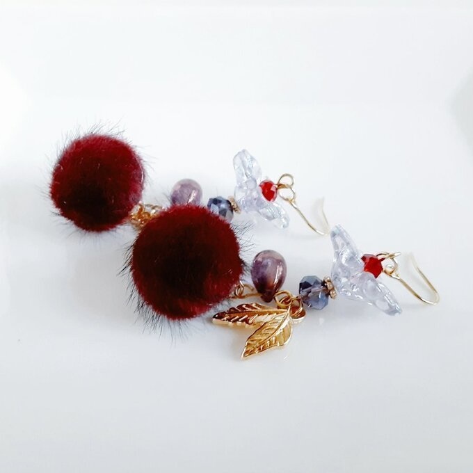 フェイクファーとフラワービーズが可愛い☆冬のもふもふピアス/イヤリング(ボルドー)