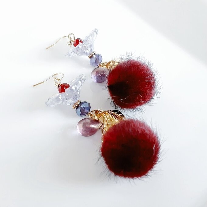 フェイクファーとフラワービーズが可愛い☆冬のもふもふピアス/イヤリング(ボルドー)