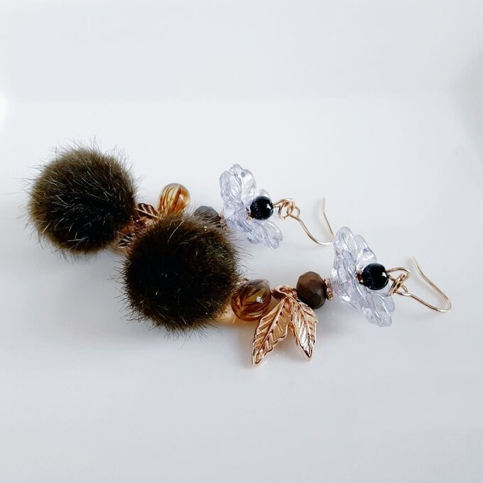 フェイクファーとフラワービーズが可愛い☆冬のもふもふピアス/イヤリング(カーキ×ブラウン)