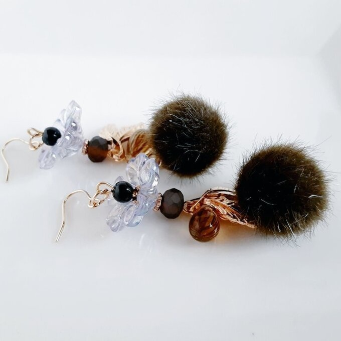 フェイクファーとフラワービーズが可愛い☆冬のもふもふピアス/イヤリング(カーキ×ブラウン)