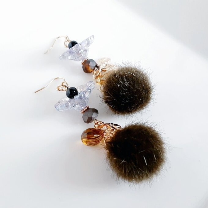 フェイクファーとフラワービーズが可愛い☆冬のもふもふピアス/イヤリング(カーキ×ブラウン)