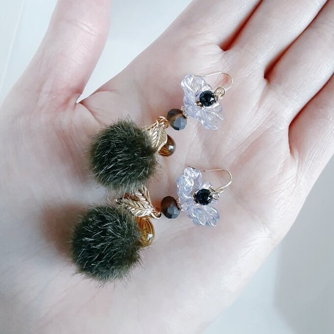 フェイクファーとフラワービーズが可愛い☆冬のもふもふピアス/イヤリング(カーキ×ブラウン)