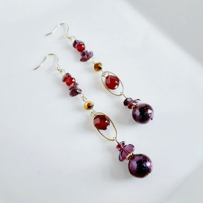 ガーネットとオーバルフープとステラパールのピアス/イヤリング