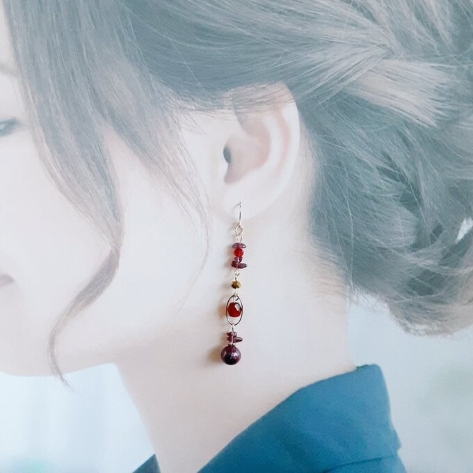 ガーネットとオーバルフープとステラパールのピアス/イヤリング