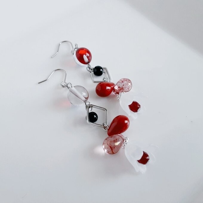 すずらんビーズが可愛い☆スクエアフープとチェコビーズのお洒落ピアス/イヤリング(レッドホワイト)