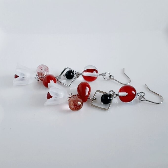 すずらんビーズが可愛い☆スクエアフープとチェコビーズのお洒落ピアス/イヤリング(レッドホワイト)