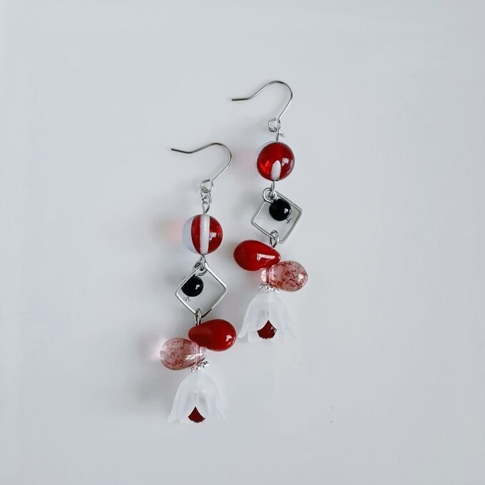 すずらんビーズが可愛い☆スクエアフープとチェコビーズのお洒落ピアス/イヤリング(レッドホワイト)