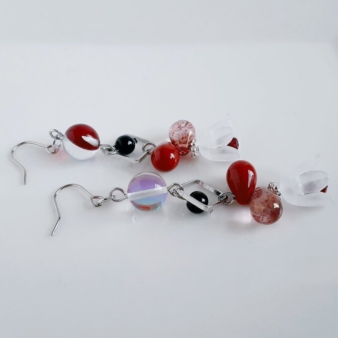 すずらんビーズが可愛い☆スクエアフープとチェコビーズのお洒落ピアス/イヤリング(レッドホワイト)