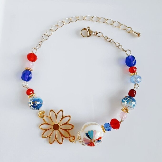 和を感じる☆菊水の転写ビーズと大ぶりのお花の透かしチャームのブルーレッドカラーのブレスレット