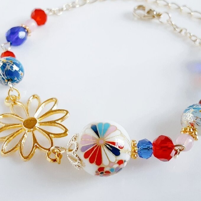 和を感じる☆菊水の転写ビーズと大ぶりのお花の透かしチャームのブルーレッドカラーのブレスレット