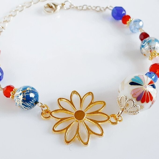 和を感じる☆菊水の転写ビーズと大ぶりのお花の透かしチャームのブルーレッドカラーのブレスレット