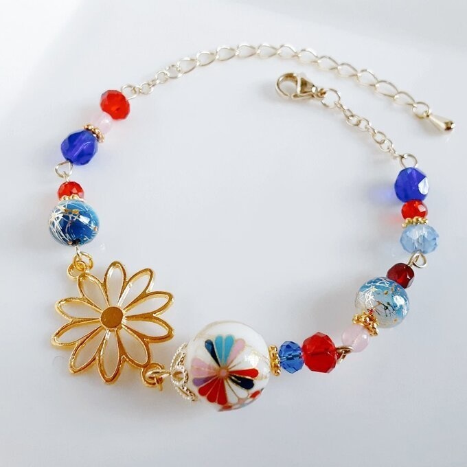 和を感じる☆菊水の転写ビーズと大ぶりのお花の透かしチャームのブルーレッドカラーのブレスレット