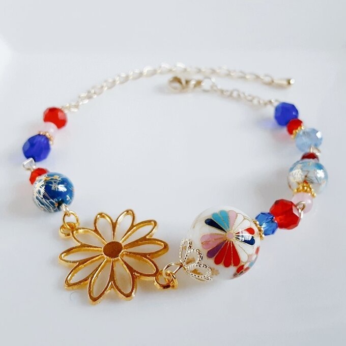 和を感じる☆菊水の転写ビーズと大ぶりのお花の透かしチャームのブルーレッドカラーのブレスレット