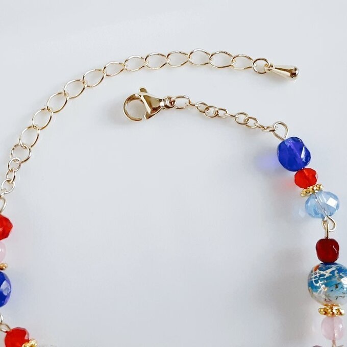 和を感じる☆菊水の転写ビーズと大ぶりのお花の透かしチャームのブルーレッドカラーのブレスレット