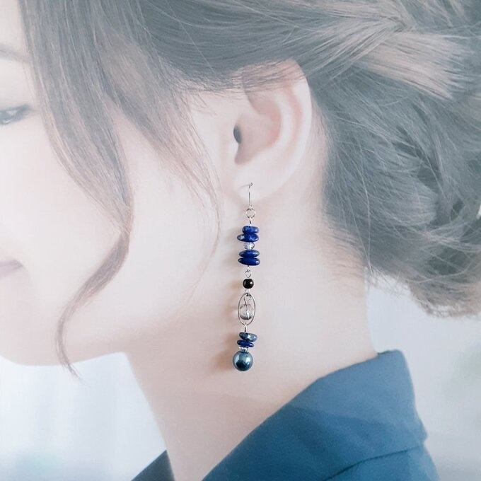 ラピスラズリとオーバルフープと国産アクリルパールのピアス/イヤリング