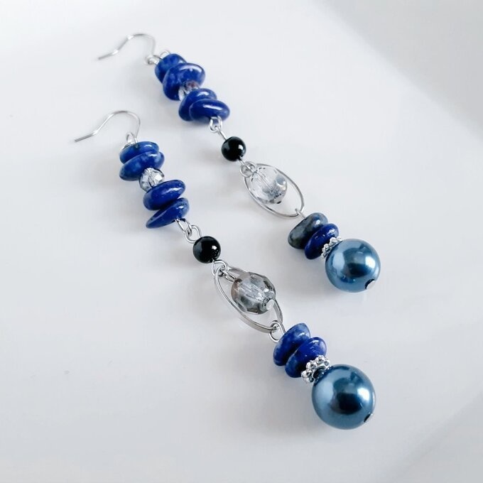 ラピスラズリとオーバルフープと国産アクリルパールのピアス/イヤリング