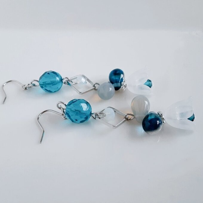 すずらんビーズが可愛い☆スクエアフープとチェコビーズのお洒落ピアス/イヤリング(オーシャンブルー)