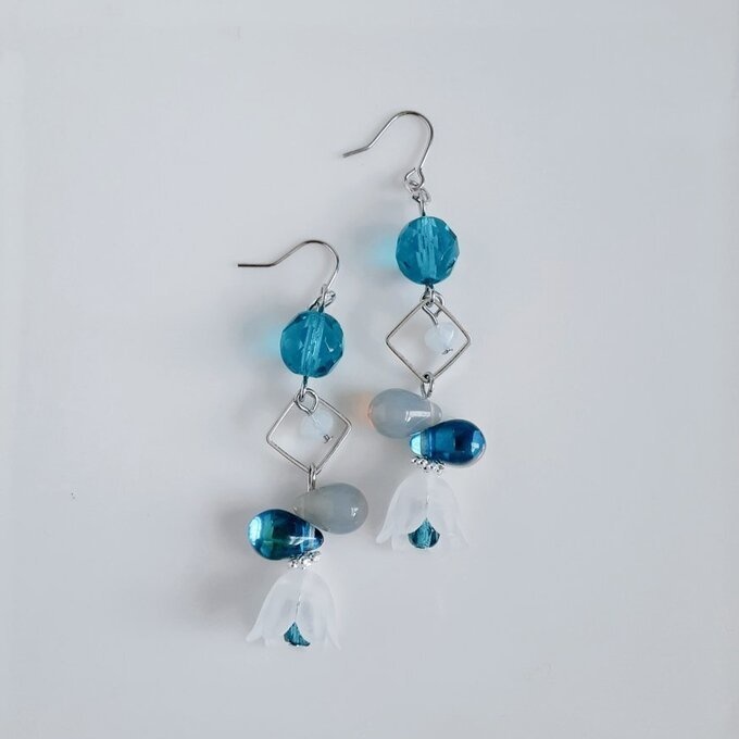 すずらんビーズが可愛い☆スクエアフープとチェコビーズのお洒落ピアス/イヤリング(オーシャンブルー)