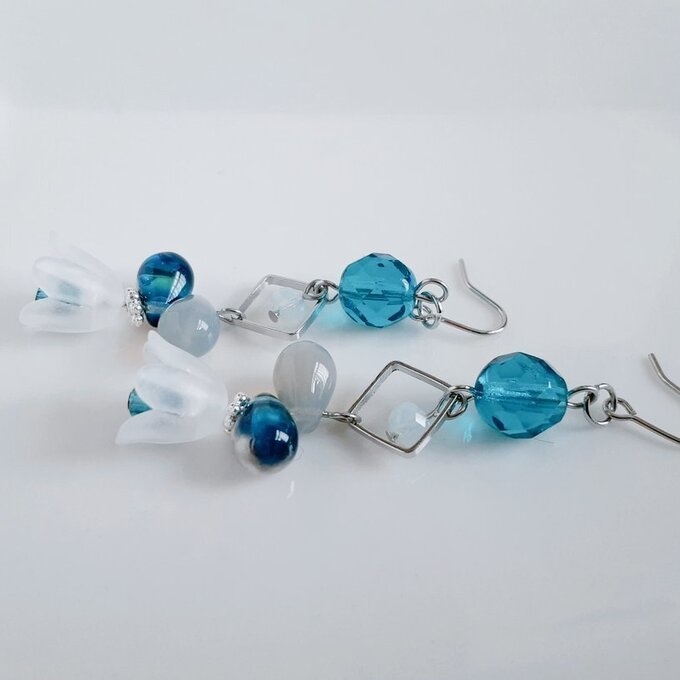 すずらんビーズが可愛い☆スクエアフープとチェコビーズのお洒落ピアス/イヤリング(オーシャンブルー)