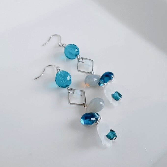 すずらんビーズが可愛い☆スクエアフープとチェコビーズのお洒落ピアス/イヤリング(オーシャンブルー)