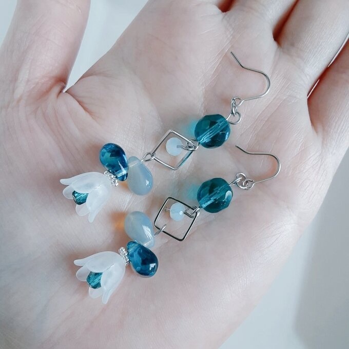 すずらんビーズが可愛い☆スクエアフープとチェコビーズのお洒落ピアス/イヤリング(オーシャンブルー)