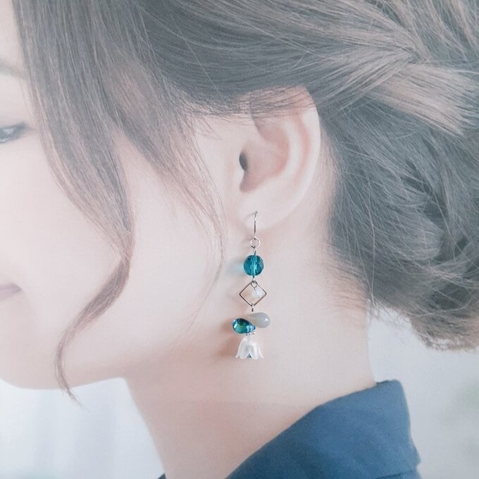 すずらんビーズが可愛い☆スクエアフープとチェコビーズのお洒落ピアス/イヤリング(オーシャンブルー)
