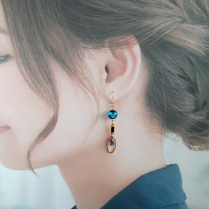 蛍石風ビーズが綺麗☆ゴールドのスクエアのフレームストーンとオーバルフープのお洒落ピアス/イヤリング