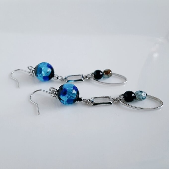 蛍石風ビーズが綺麗☆シルバーのスクエアのフレームストーンとオーバルフープのお洒落ピアス/イヤリング