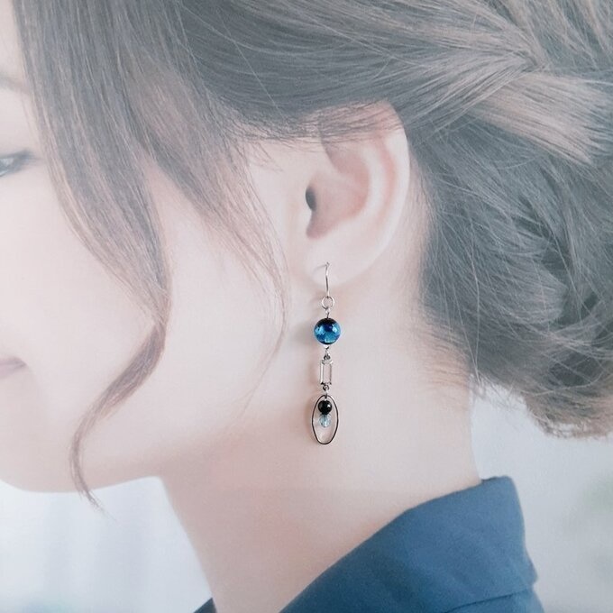 蛍石風ビーズが綺麗☆シルバーのスクエアのフレームストーンとオーバルフープのお洒落ピアス/イヤリング