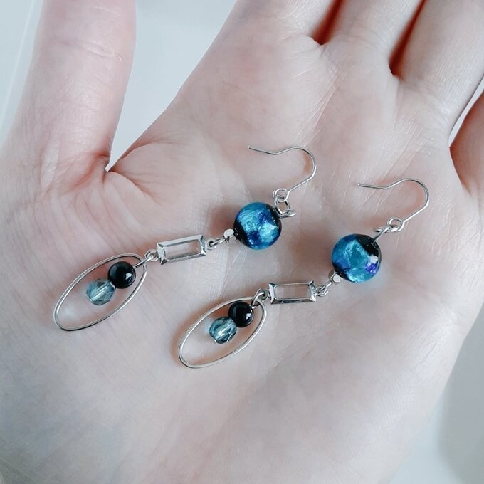 蛍石風ビーズが綺麗☆シルバーのスクエアのフレームストーンとオーバルフープのお洒落ピアス/イヤリング