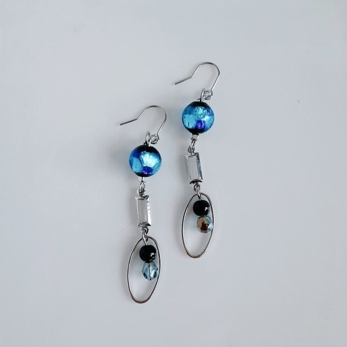 蛍石風ビーズが綺麗☆シルバーのスクエアのフレームストーンとオーバルフープのお洒落ピアス/イヤリング