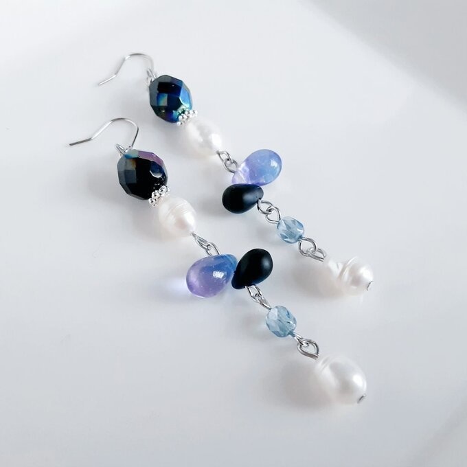 上品な淡水パールが揺れる☆ぷっくりしずくとチェコビーズのゆらゆらロングピアス/イヤリング(ジェットブラック)