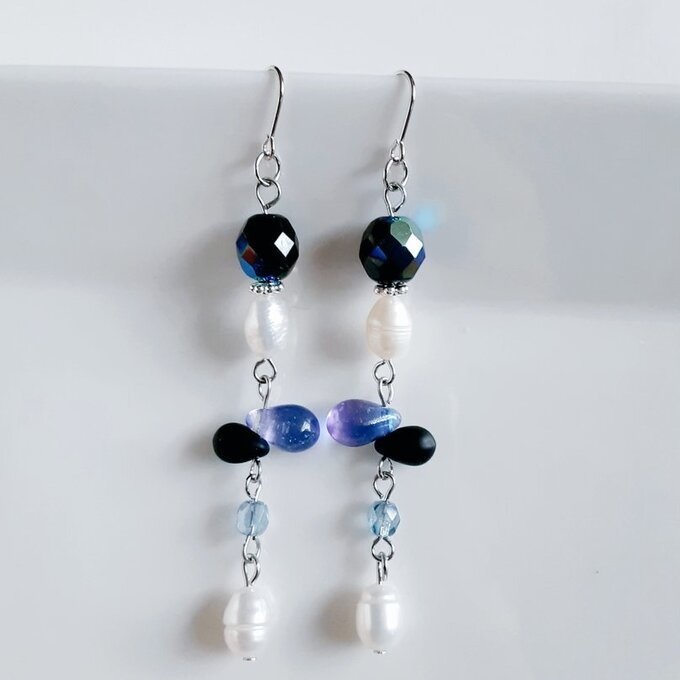 上品な淡水パールが揺れる☆ぷっくりしずくとチェコビーズのゆらゆらロングピアス/イヤリング(ジェットブラック)