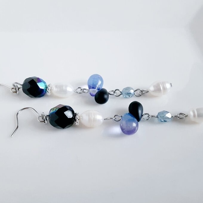 上品な淡水パールが揺れる☆ぷっくりしずくとチェコビーズのゆらゆらロングピアス/イヤリング(ジェットブラック)