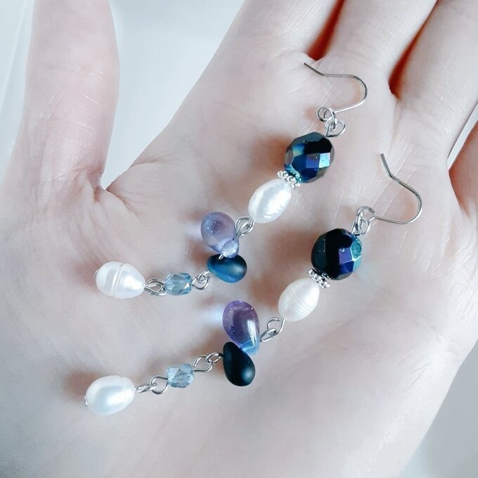 上品な淡水パールが揺れる☆ぷっくりしずくとチェコビーズのゆらゆらロングピアス/イヤリング(ジェットブラック)