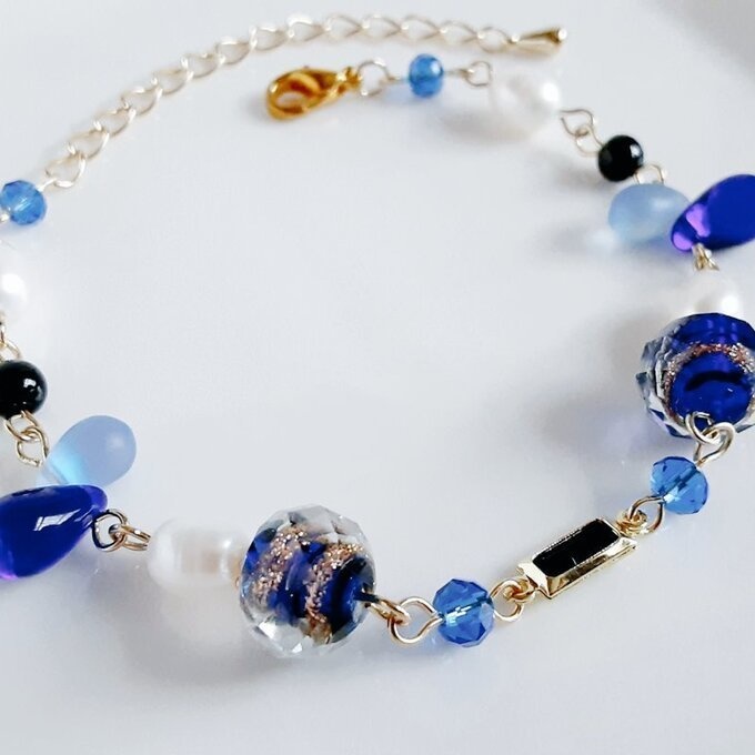 上品な淡水パールとぷっくりしずくととんぼ玉ビーズのお洒落ブレスレット(ブルー)