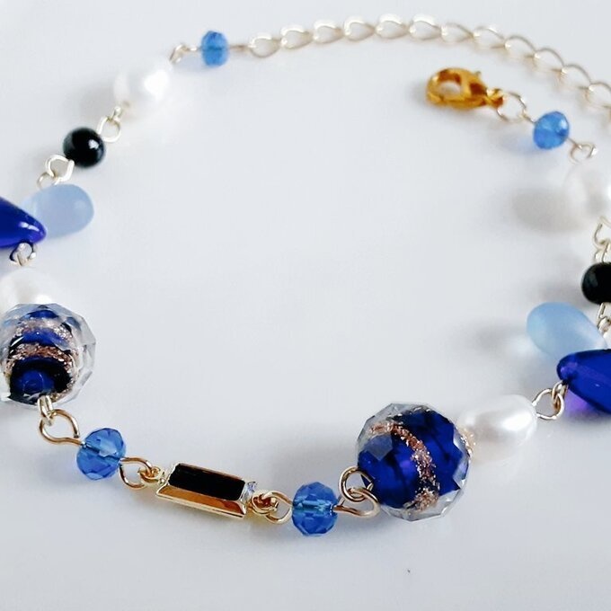 上品な淡水パールとぷっくりしずくととんぼ玉ビーズのお洒落ブレスレット(ブルー)