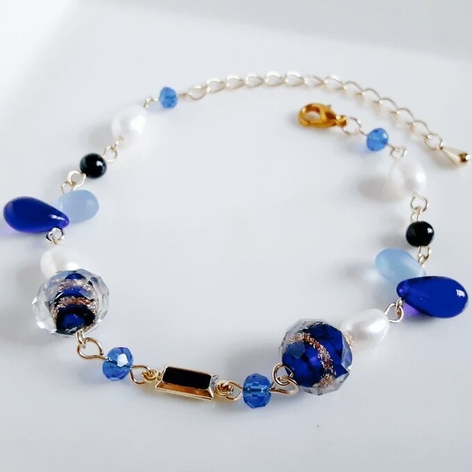 上品な淡水パールとぷっくりしずくととんぼ玉ビーズのお洒落ブレスレット(ブルー)