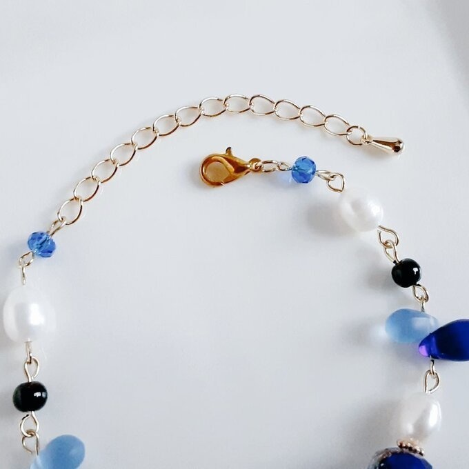 上品な淡水パールとぷっくりしずくととんぼ玉ビーズのお洒落ブレスレット(ブルー)